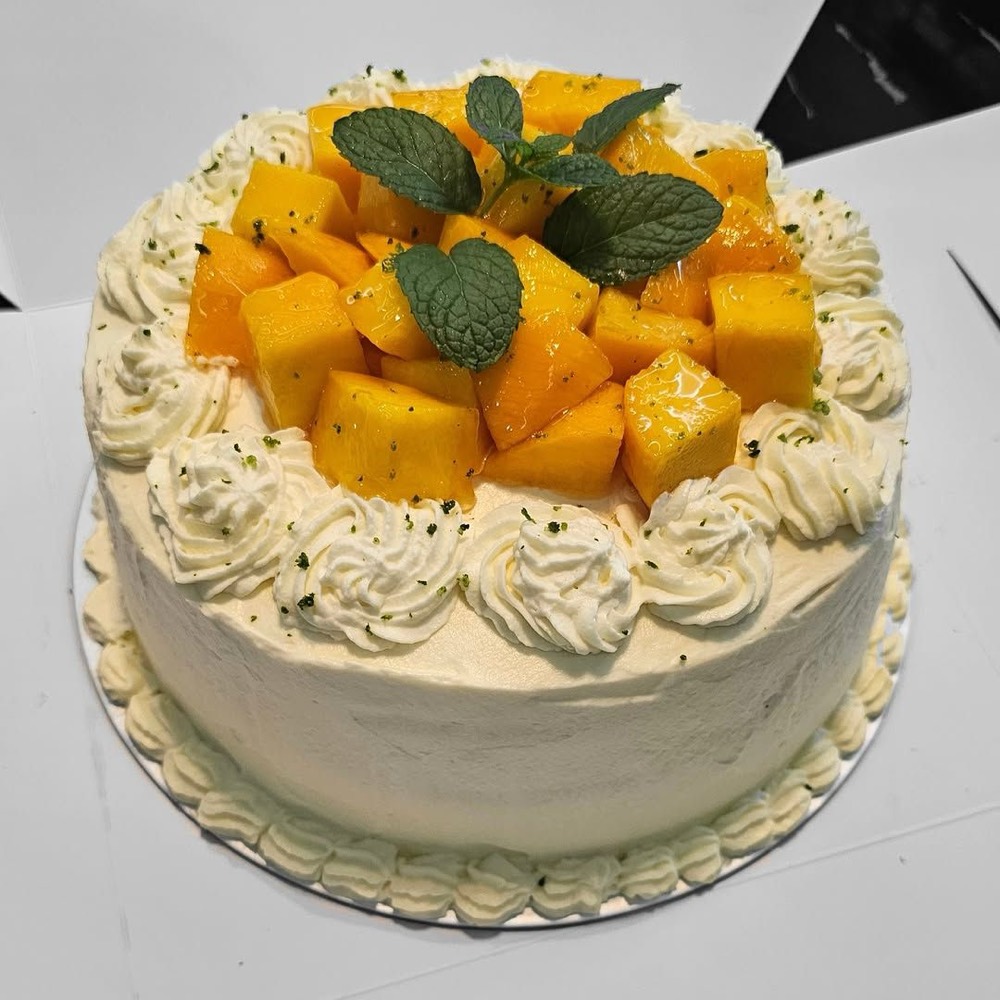 Mango Mascarpone, a cake by Luk's Bakery