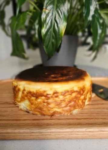 Original Burnt Cheesecake, a cake by Luk's Bakery