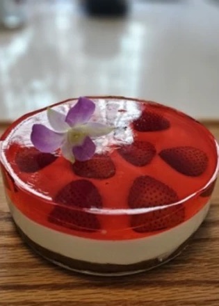 Strawberry Jelly Cheesecake, a cake by Luk's Bakery